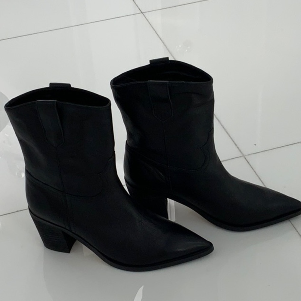 Tony Bianco black leather boot never worn